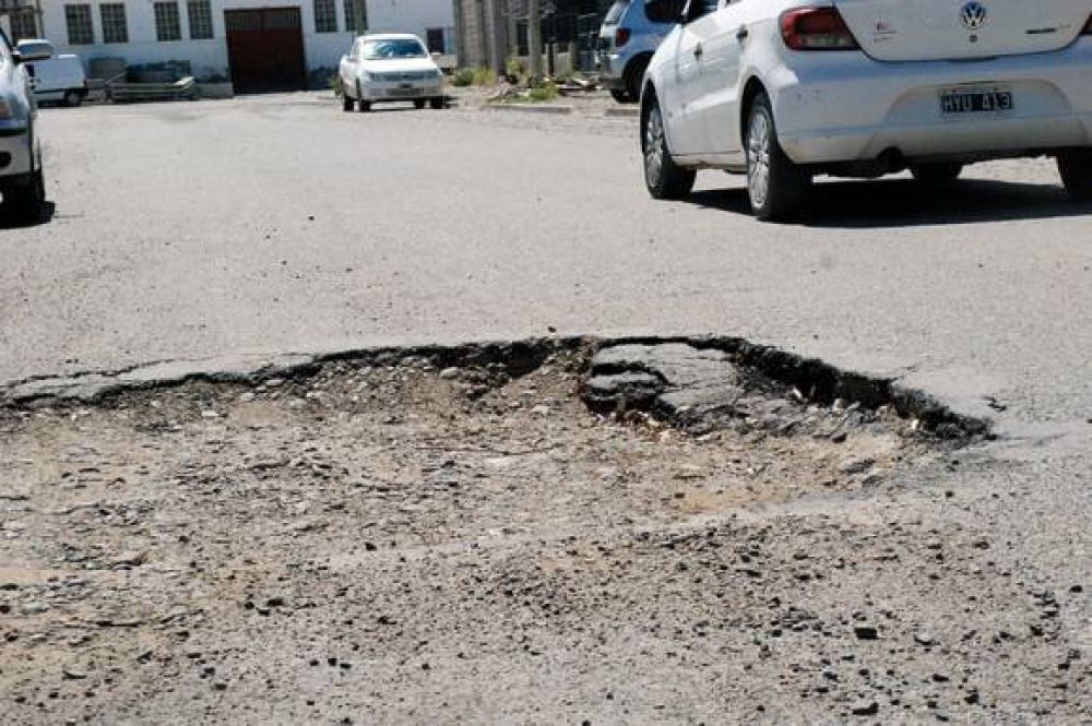 Peligroso cr�ter en una calle del barrio Stella Maris