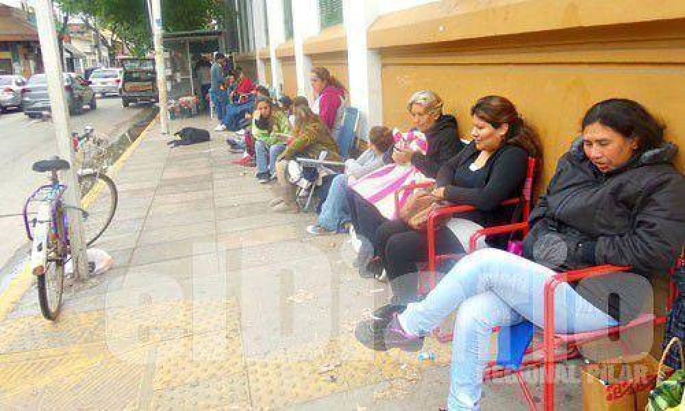 M�s de un d�a de cola por una vacante para el profesorado