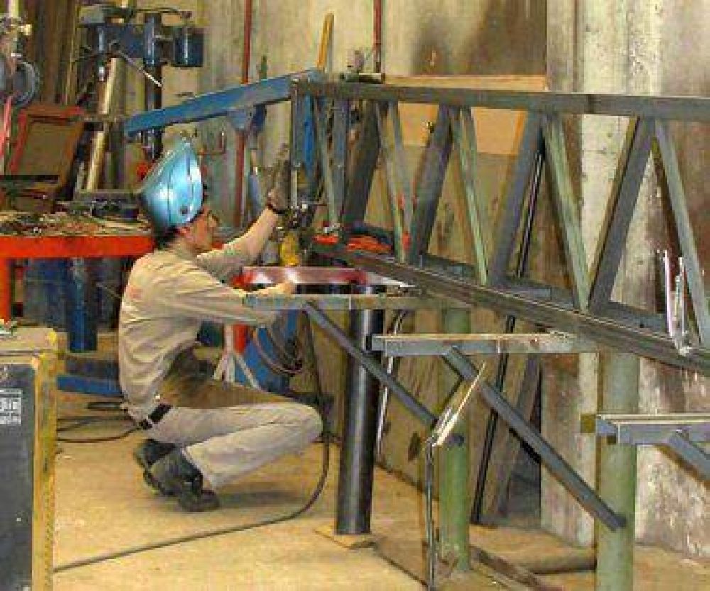 Se fabrica material para obras en el corral�n
