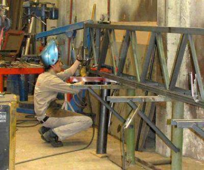 Se fabrica material para obras en el corral�n
