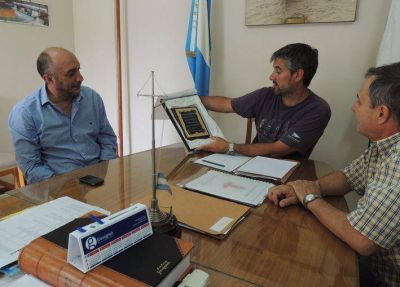 CLUB N�UTICO Z�RATE RECIBI� PLACA DE RECONOCIMIENTO