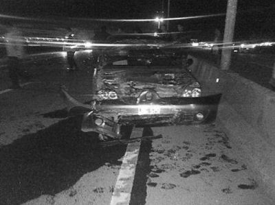 Cuatro personas resultaron heridas en un fuerte choque sobre la autov�a