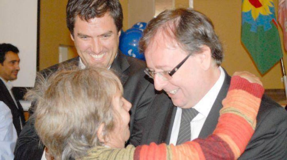 Fuerte emoci�n en la entrega de 190 nuevas jubilaciones en Jun�n