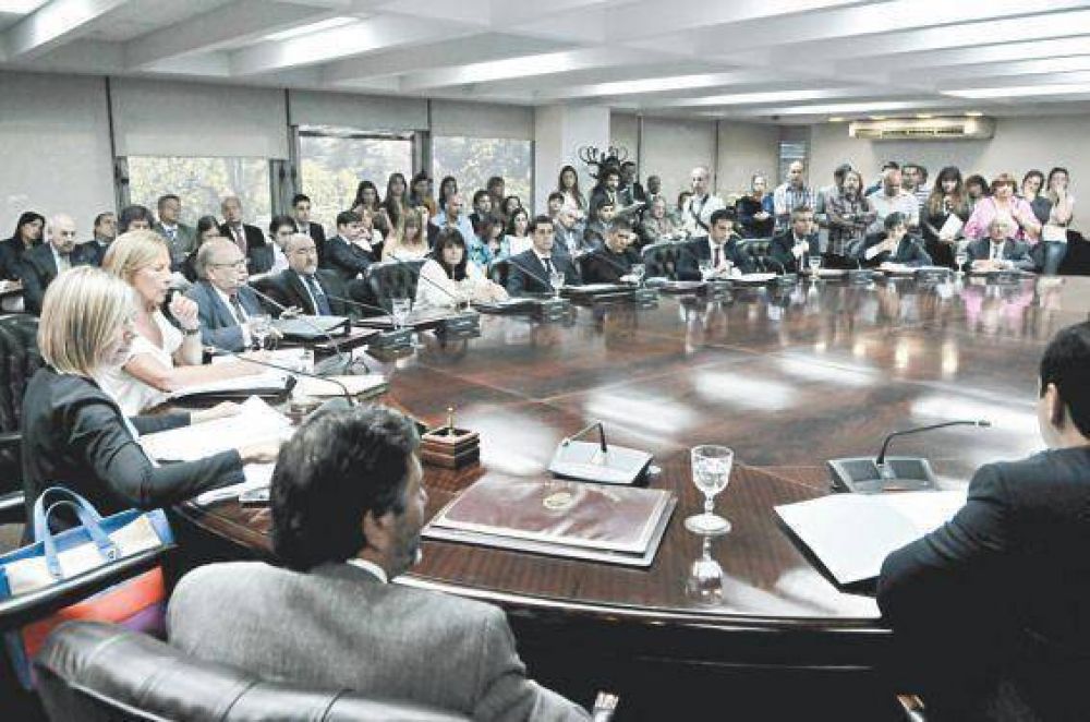El oficialismo propone la suspensi�n y el juicio pol�tico para el juez Bonadio