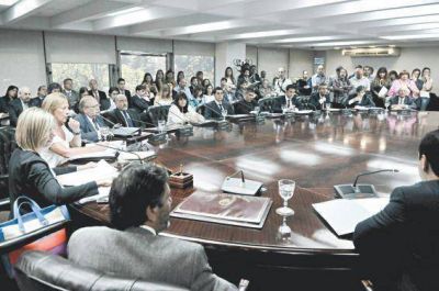 El oficialismo propone la suspensi�n y el juicio pol�tico para el juez Bonadio