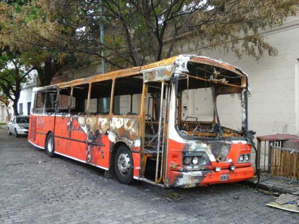 Se agrava la situaci�n de los autos abandonados en la Comuna 15