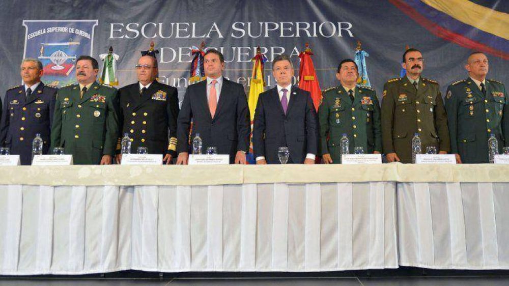 Juan Manuel Santos advirti� que no permitir� ninguna deslealtad a los militares de Colombia