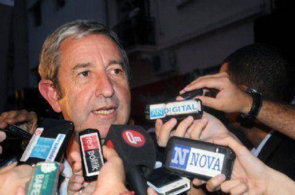 Con una tirada de huevos, el ex vice de Cristina present� sus propuestas en La Plata 