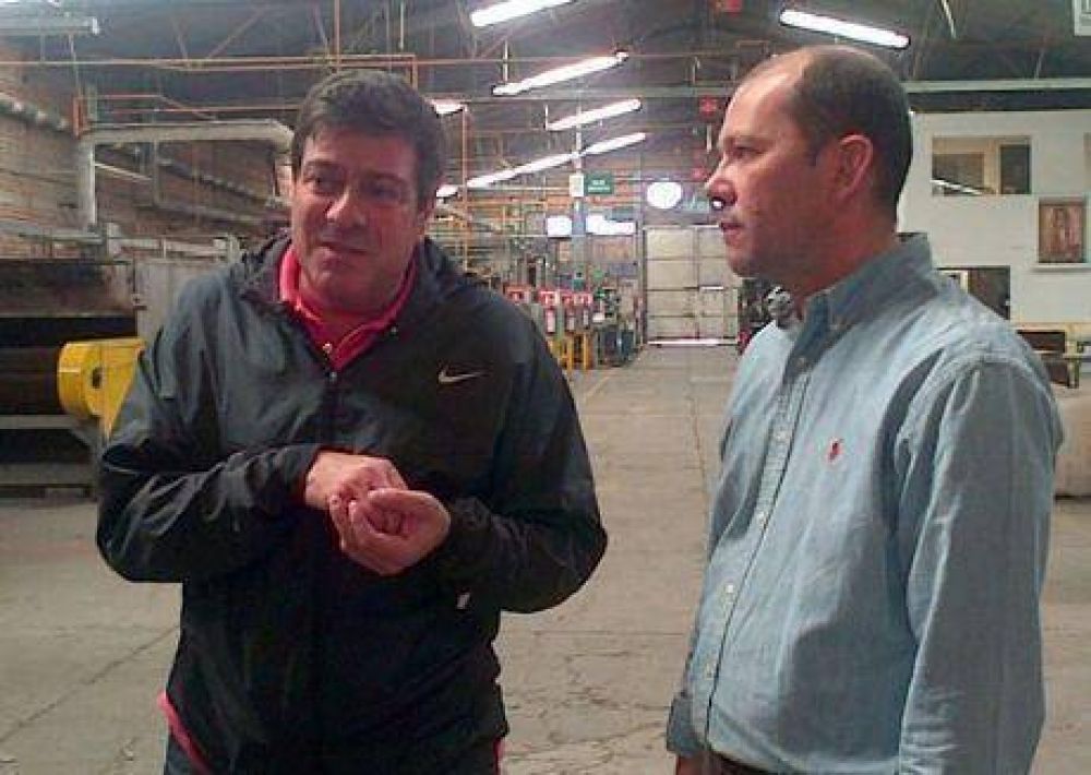 Gabriel Mariotto intercambi� experiencias con empresarios al visitar la zona industrial de Guadalajara