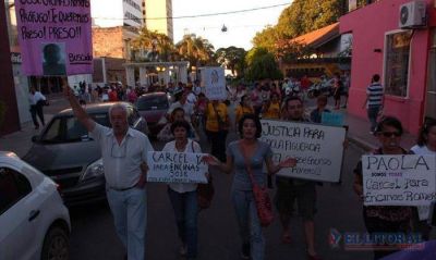 Se manifestaron frente al Juzgado N�4 para pedir la detenci�n de Encinas Romero