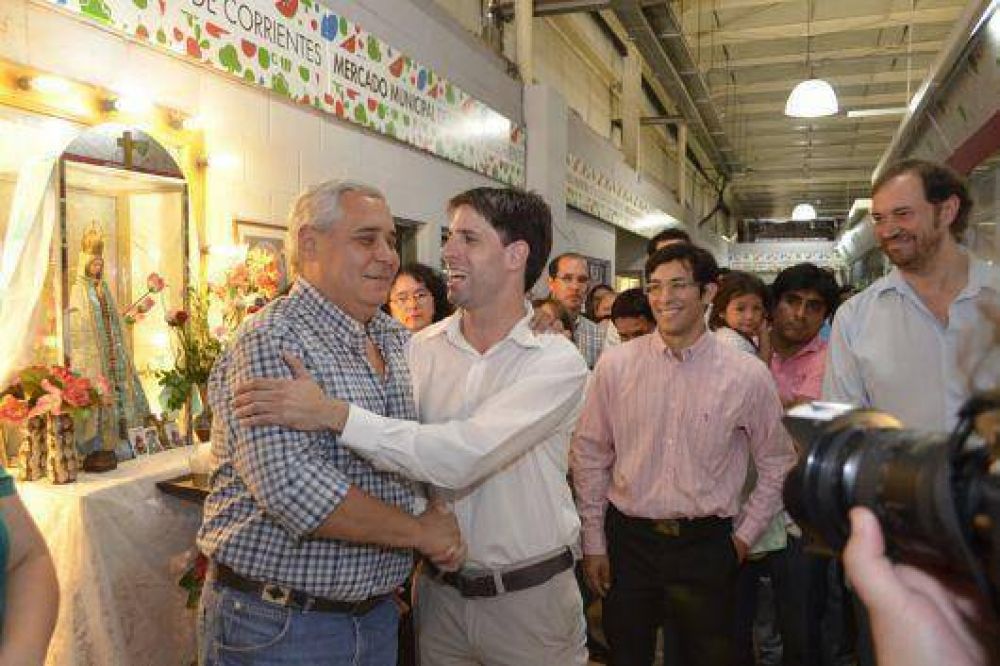Mercados Municipales: Fabi�n R�os entreg� 124 nuevos permisos comerciales y detall� crecimiento del 500% en ventas