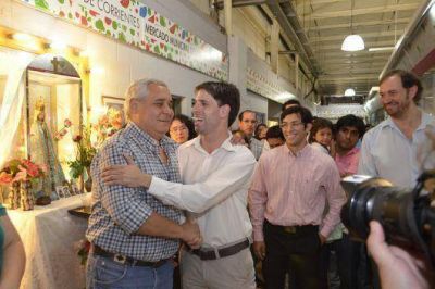Mercados Municipales: Fabi�n R�os entreg� 124 nuevos permisos comerciales y detall� crecimiento del 500% en ventas