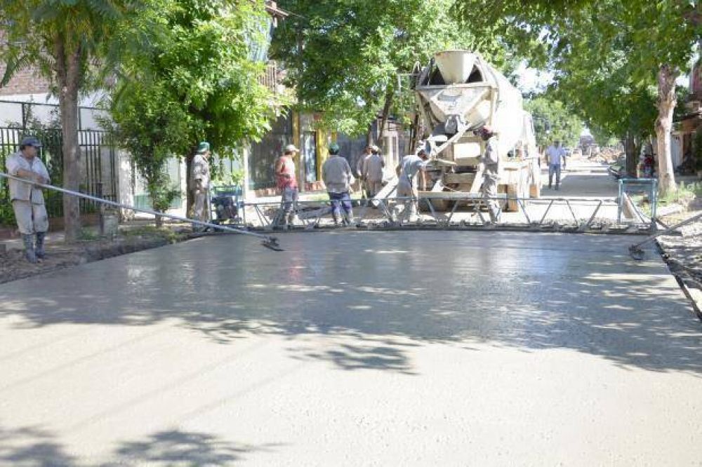 La Comuna avanza en la pavimentaci�n y readecuaci�n de desag�es pluviales de la calle Cristo Obrero en el barrio Anah�