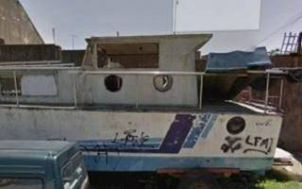 Avellaneda: Piden que remuevan barco que hace a�os est� en la calle