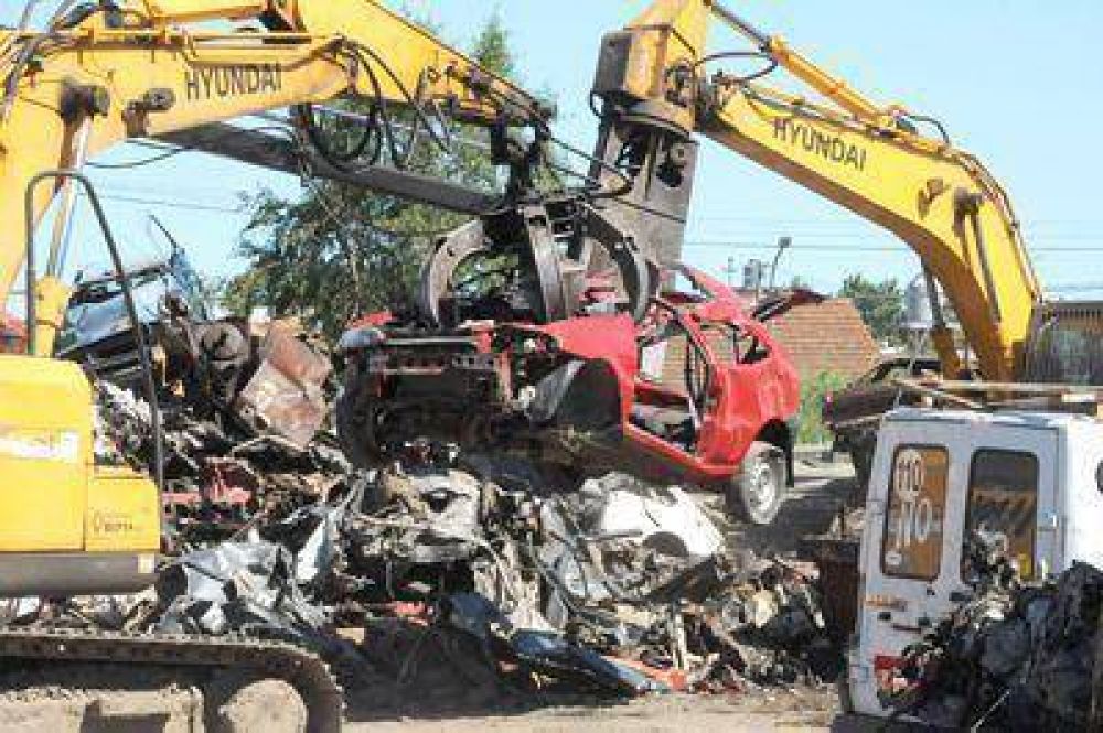 El municipio empez� a compactar unos 900 veh�culos confiscados