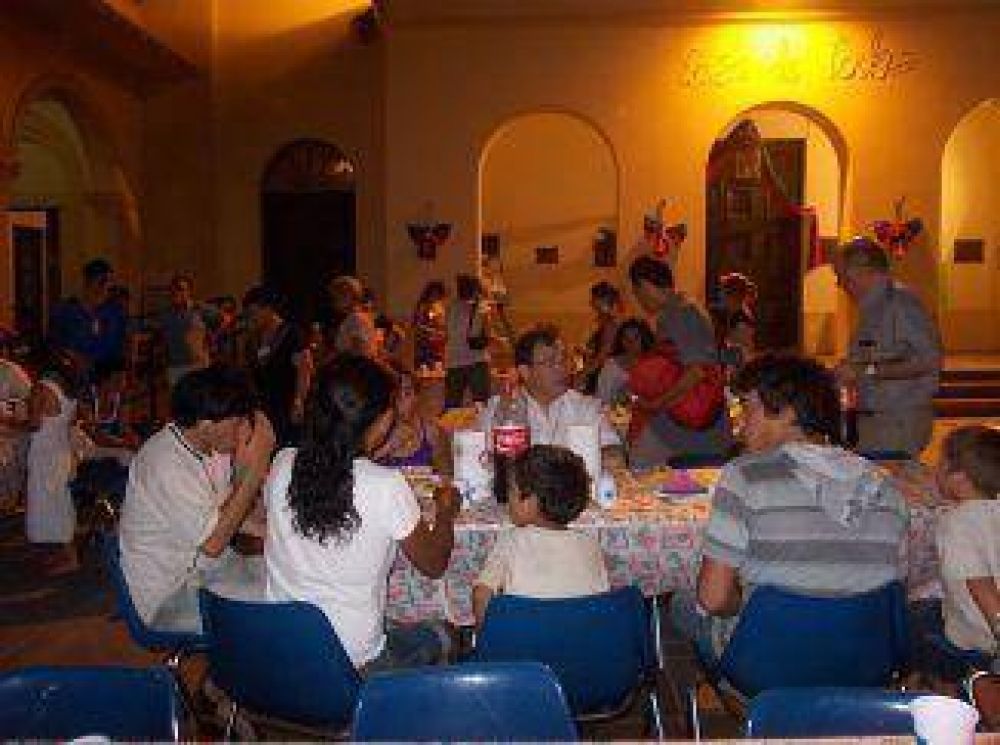Cena de Navidad con la gente de la calle en la Catedral de Quilmes