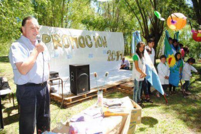 Las escuelas de isla ahora cuentan con energ�a el�ctrica generada por placas solares