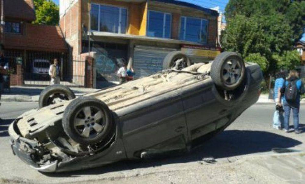 Ins�lito vuelco de un auto en pleno casco urbano