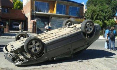 Ins�lito vuelco de un auto en pleno casco urbano
