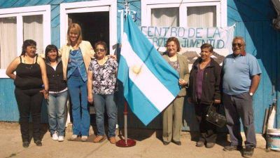 Larraburu entreg� bandera de ceremonias al centro �Cumbres Nevadas�
