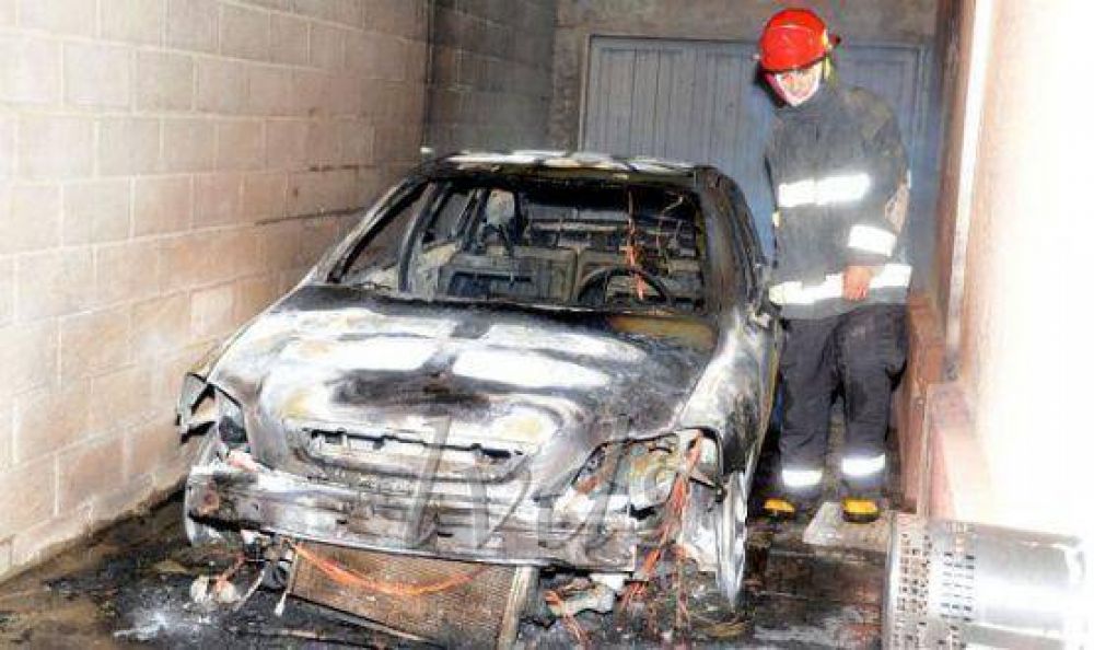 Da�os totales en auto quemado intencionalmente a trabajador Petrolero