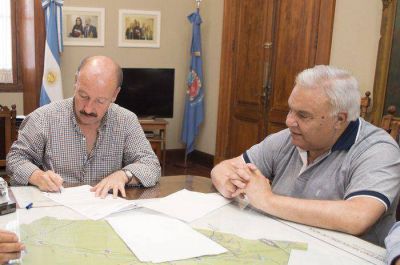 Inza firm� con la CEAL un nuevo convenio por el Fondo de Obras P�blicas