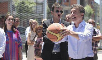 Mauricio Macri inaugur� obras en el Bajo Flores junto a directivos de San Lorenzo de Almagro
