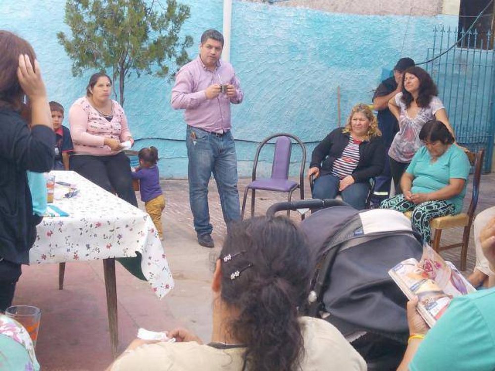 Garc�a con vecinos de Villa La Florida