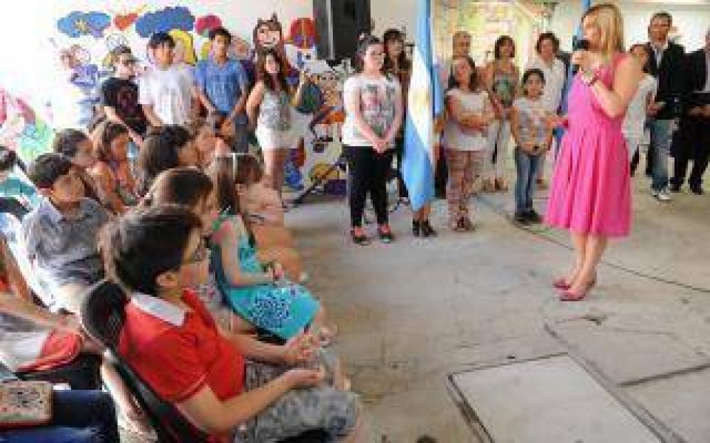 Lobera: De Lucia inaugur la Escuela de Esttica N 1