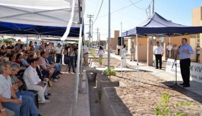 Baldasso entreg� viviendas en San Mart�n