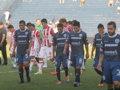 La Lepra no jugar�a ante Hurac�n por una deuda
