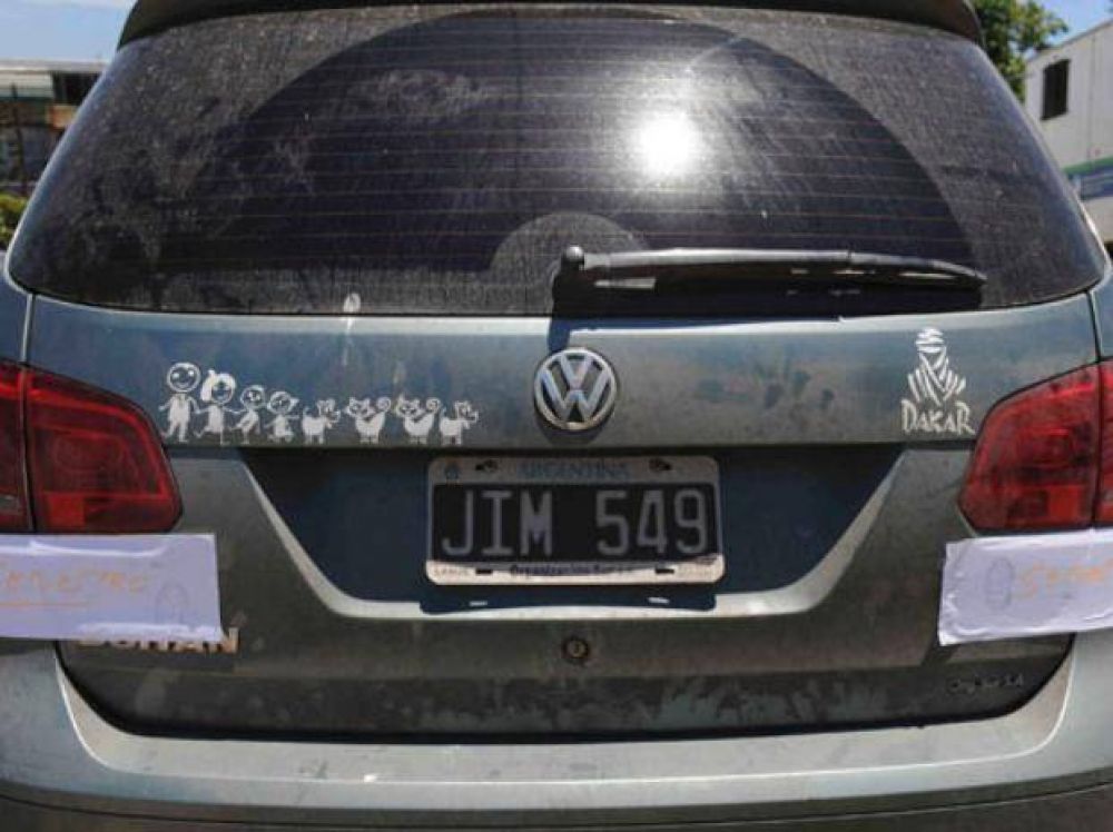 Fue a la comisar�a con el cad�ver de su amante en el ba�l del auto y qued� detenido