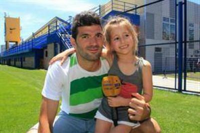 La nena hincha de Boca que consol� a su hermano visit� al plantel en Casa Amarilla