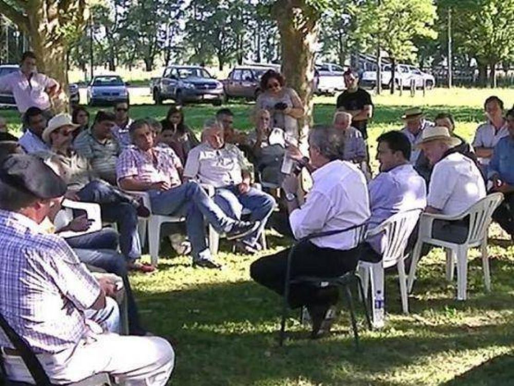 Papel�n: Massa muestra a Sol� ante un min�sculo grupo de productores del campo