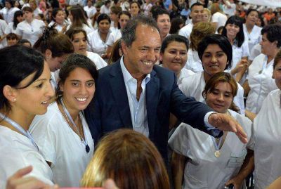 Scioli encabez� el egreso de 800 flamantes enfermeros del Programa Eva Per�n