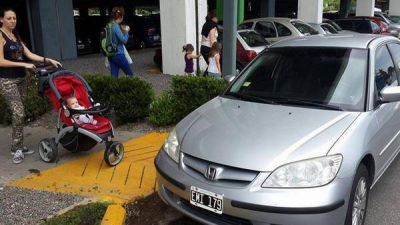Furor en las redes sociales por los sitios para escrachar a los que estacionan mal