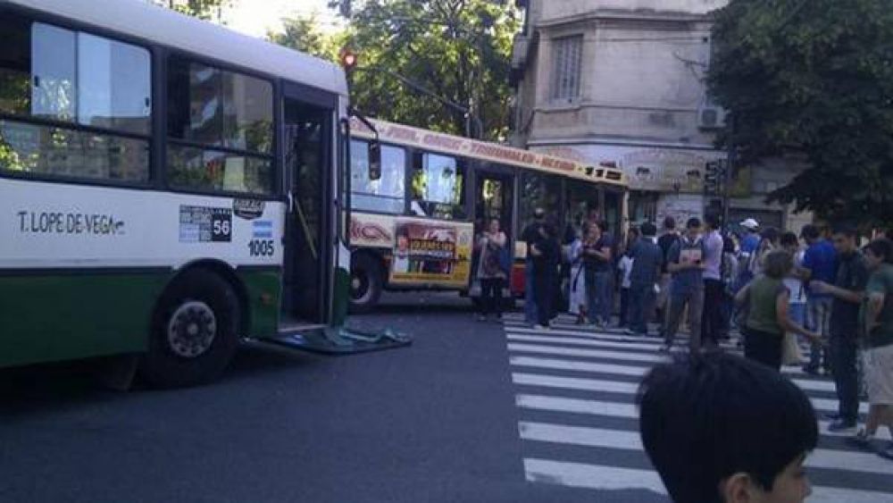 Violento choque entre 2 colectivos en Almagro: hay 20 heridos