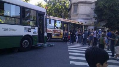 Violento choque entre 2 colectivos en Almagro: hay 20 heridos