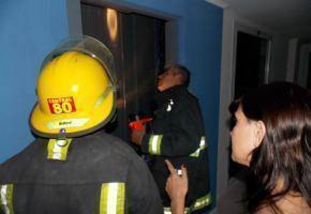 Bomberos rescat� a dos mujeres que quedaron atrapadas en un ascensor