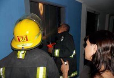 Bomberos rescat� a dos mujeres que quedaron atrapadas en un ascensor
