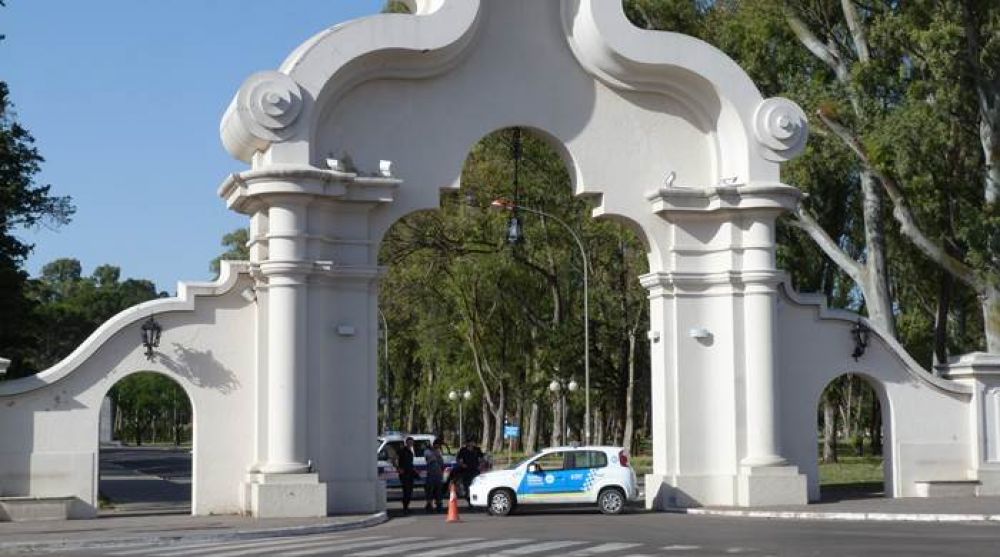 Por el viento cierran hasta el martes los principales parques de la ciudad