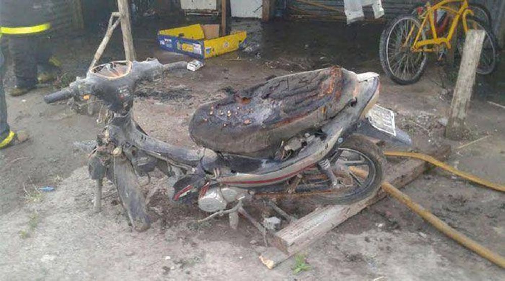 El fuego destruy� una precaria vivienda en Podest� al 2.800