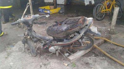 El fuego destruy� una precaria vivienda en Podest� al 2.800