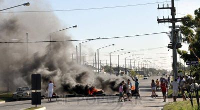 Vecinos de varios barrios cortaron calles reclamando pavimentaci�n
