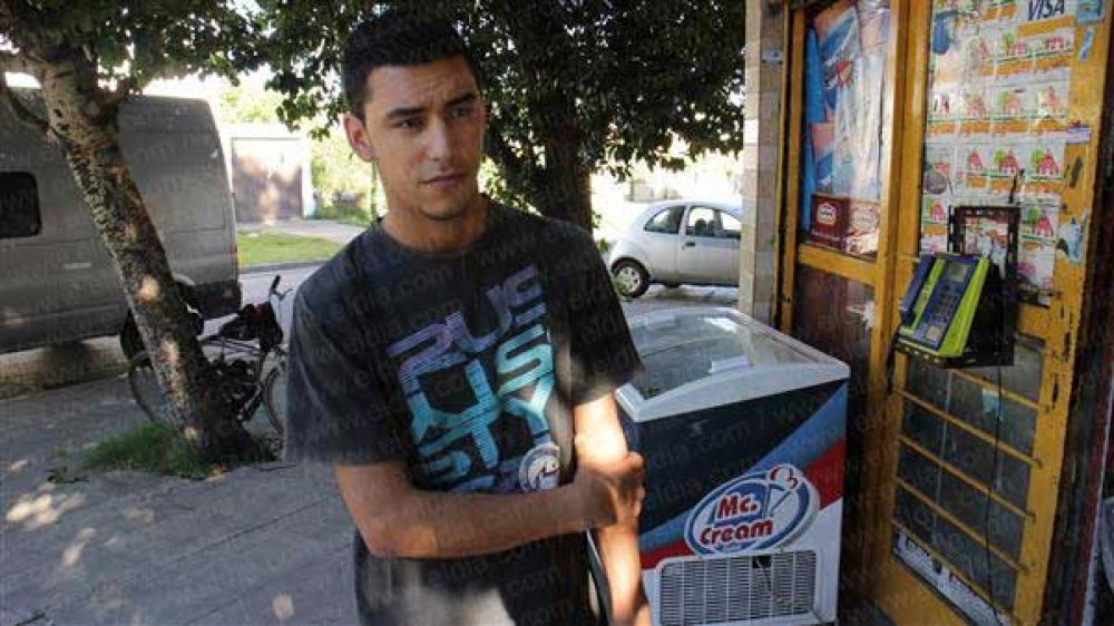 Enca�onaron a unas 15 personas para asaltar un almac�n     