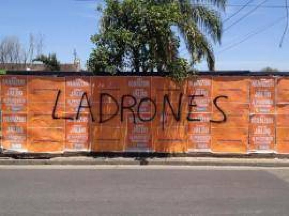 Manzur y Jaldo comenzaron campa�a de afiches y la gente dio su veredicto