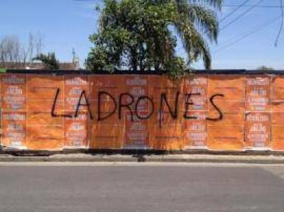 Manzur y Jaldo comenzaron campa�a de afiches y la gente dio su veredicto
