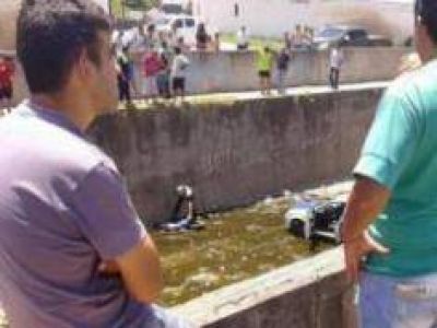 Un joven se cay� al resbalarse en la baranda del canal sur