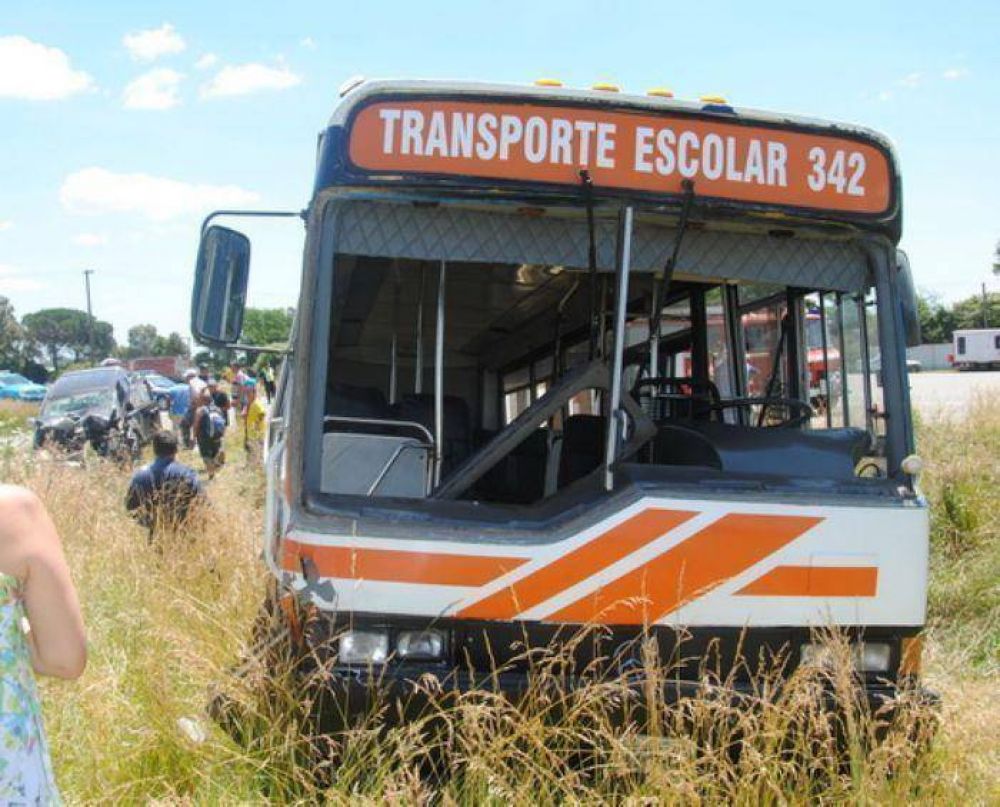 Unas diez personas heridas al chocar un micro escolar y una camioneta en la entrada a Laguna de los Padres