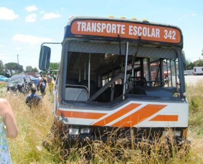 Unas diez personas heridas al chocar un micro escolar y una camioneta en la entrada a Laguna de los Padres